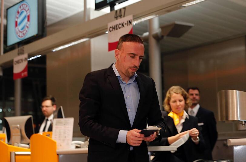 Franck Ribéry vom FC Bayern München am Flughafen vor dem Abflug zur Klub-WM nach Marokko.