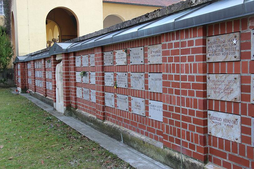 Neue Urnen-Nischen auf dem Waldfriedhof.
