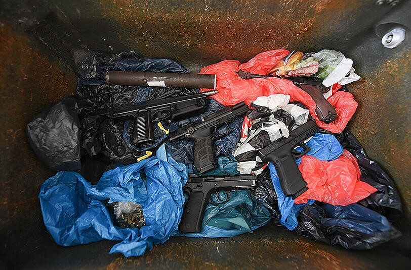 Darin lagen weitere Waffen.