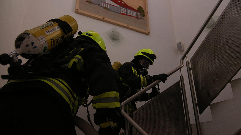 Die Feuerwehr-Übung diente ausschließlich dem Antrag von Sebastian. Seine Liebste Lisa war total überrascht und war bis zuletzt ahnungslos. Die Kameraden hielten dicht.