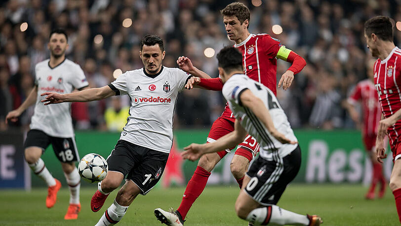 Bayern-Profi Thomas Müller setzt sich gegen die Besiktas-Spieler Gary Alexis Medel (links) und Necip Uysal durch. Bayern-Profi Thomas Müller setzt sich gegen die Besiktas-Spieler Gary Alexis Medel (links) und Necip Uysal durch.