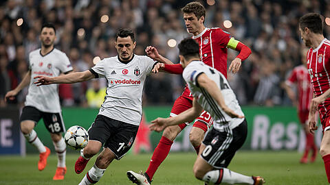 Bayern-Profi Thomas Müller setzt sich gegen die Besiktas-Spieler Gary Alexis Medel (links) und Necip Uysal durch.