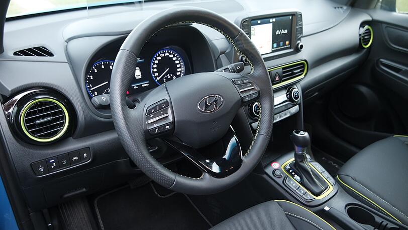 Aufgeräumt, mit angenehmen Materialien und kleinen Farbakzenten: das Cockpit des Hyundai Kona.