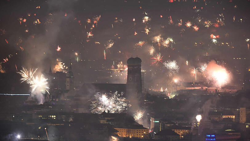 Trotz Böllerverbots in der Altstadt ist es auch heuer an Silvester kurz nach Mitternacht sehr rauchwolkenverhangen. Auch die Feinstaubwerte sind in die Höhe geschossen. Trotz Böllerverbots in der Altstadt ist es auch heuer an Silvester kurz nach Mitternacht sehr rauchwolkenverhangen. Auch die Feinstaubwerte sind in die Höhe geschossen.