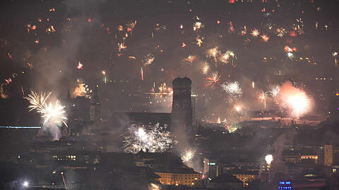 Trotz Böllerverbots in der Altstadt ist es auch heuer an Silvester kurz nach Mitternacht sehr rauchwolkenverhangen. Auch die Feinstaubwerte sind in die Höhe geschossen.
