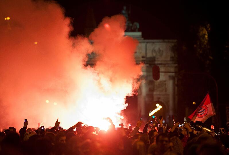 So ausgelassen feiern die Fans auf der Leopoldstraße den Bayern-Sieg. Die Bilder