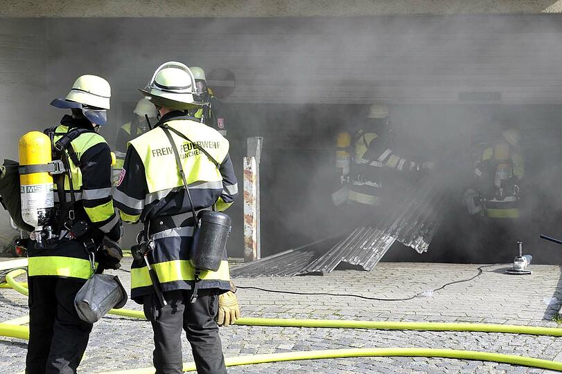 In Milbertshofen brannten zehn Autos in einer Tiefgrage. Es entstand ein enormer Sachschaden.
