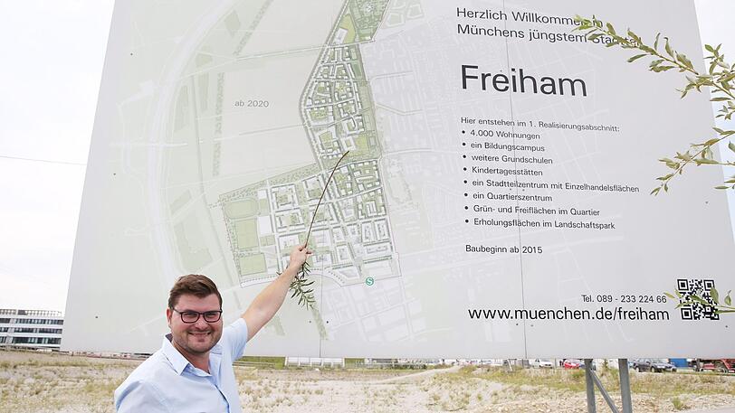 Sebastian Kriesel, Chef des örtlichen Bezirksausschusses (CSU), zeigt, wo nördlich der S-Bahn gerade die ersten Häuser aus dem Kies wachsen.