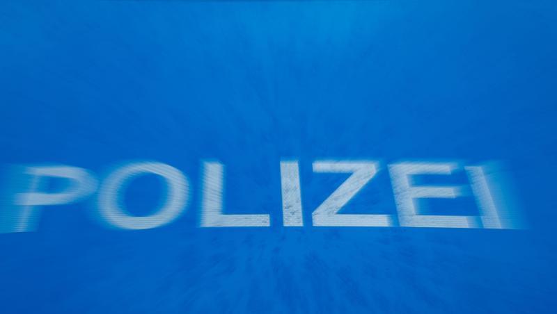Schriftzug "Polizei" auf der Motorhaube eines Funkstreifenwagens. Foto: Jens Büttner/dpa-Zentralbild/dpa/Archivbild Schriftzug "Polizei" auf der Motorhaube eines Funkstreifenwagens. Foto: Jens Büttner/dpa-Zentralbild/dpa/Archivbild