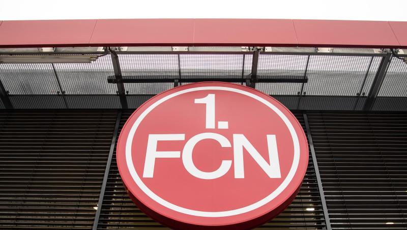 Das Logo des 1. FC Nürnberg hängt über dem Eingang der Geschäftsstelle des Vereins. Foto: Daniel Karman/Archivbild Das Logo des 1. FC Nürnberg hängt über dem Eingang der Geschäftsstelle des Vereins. Foto: Daniel Karman/Archivbild