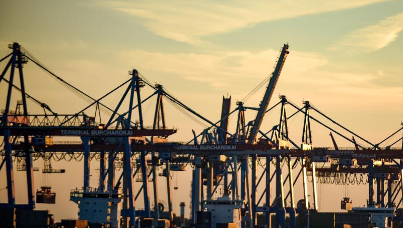 Containerschiffe werden im Hamburger Hafen abgefertigt: Die Schifffahrt hat eine zehnjährige Krise hinter sich, die zu etlichen Insolvenzen und einer Marktkonzentration geführt hat. Containerschiffe werden im Hamburger Hafen abgefertigt: Die Schifffahrt hat eine zehnjährige Krise hinter sich, die zu etlichen Insolvenzen und einer Marktkonzentration geführt hat.