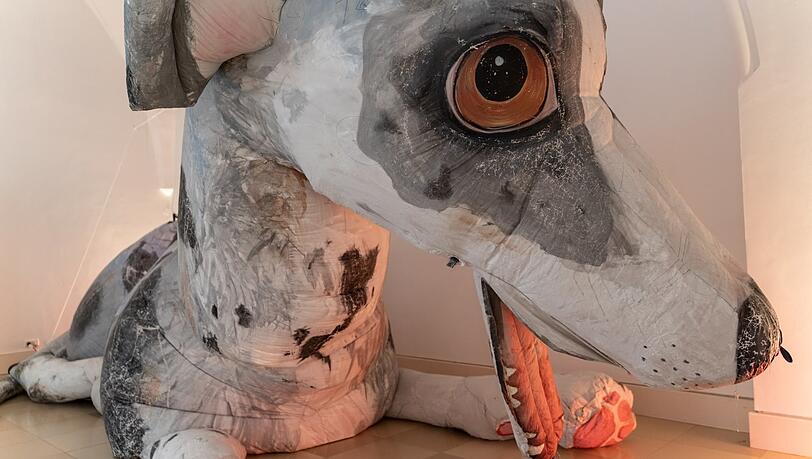 Max Haarichs Skulptur "Embassy Dog Sunny Capitalina".