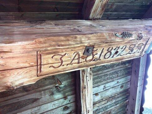 Ein Dachbalken belegt das Jahr 1872.
