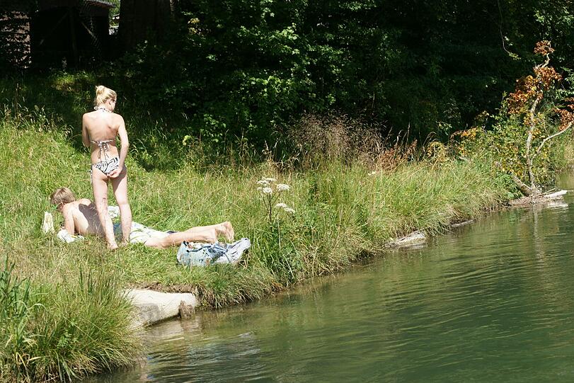 Schöne Aussichten: Ein Pärchen genießt die in diesem Sommer eher spärlichen Sonnenstrahlen. Die beiden haben es sich auf einer Kiesbank bequem gemacht. Vom Ufer aus sind sie nicht zu sehen &ndash; vom Floß aus schon.