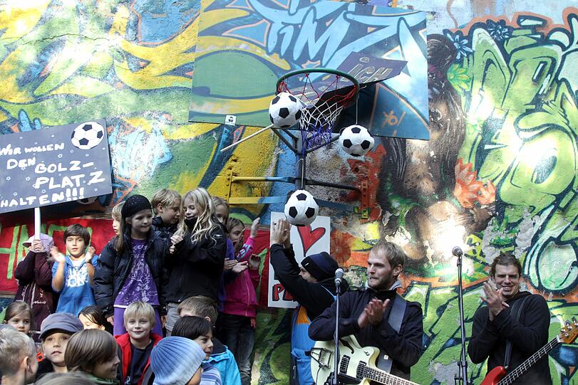 Die Sportfreunde Stiller geben ein Konzert auf dem Bolzplatz für den Sportplatz - Die Bilder