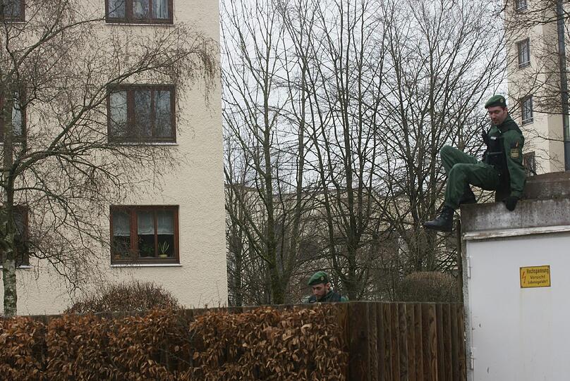 ... nach verdächtigen Hinterlassenschaften. Schließlich ...
