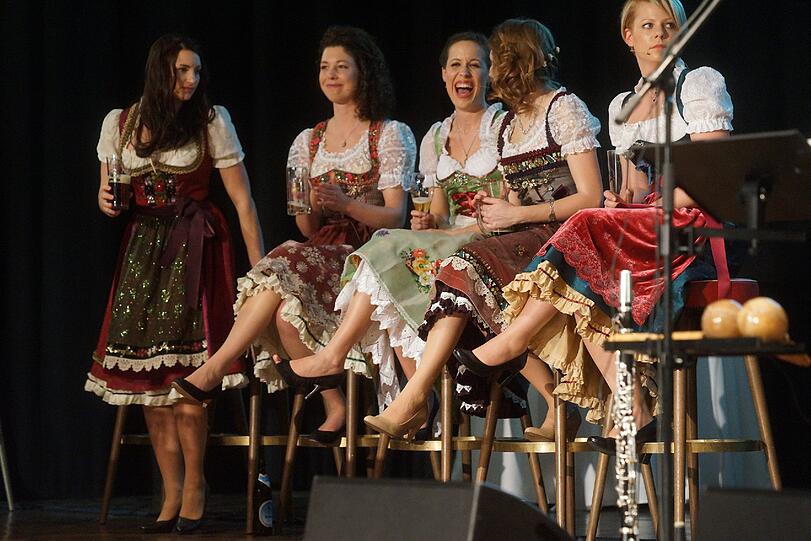 Kandidatin Sabrina Lang (l.) wird aufgerufen und tritt vor die Jury.