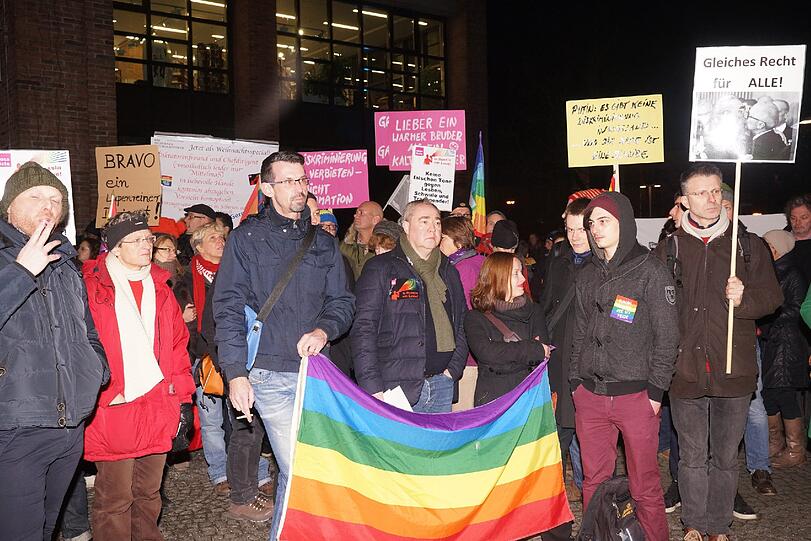 Am Gasteig bekundeten 250 Menschen gestern Abend ihren Protest gegen Valery Gergiev.