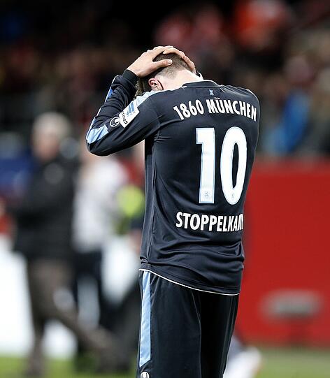 Doch trotz großer Hoffnungen verpatzt Sechzig den Start in 2014. Schon nach dem 0:2 gegen Ingolstadt steht Trainer Funkel unter Druck. Stürmer Moritz Stoppelkamp kann es nicht fassen - und verlässt im Sommer den Verein.