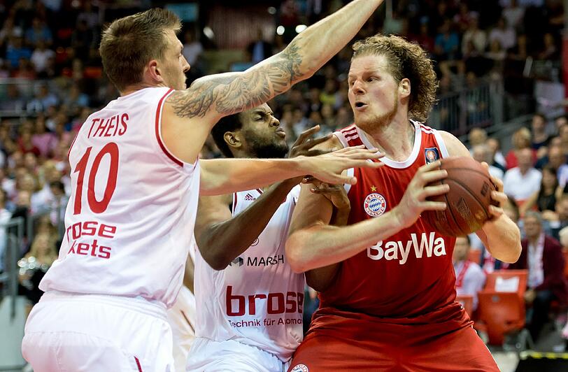 Center John Bryant (r.) (4 Basketbälle)