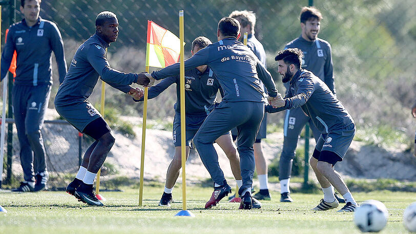 Vor der Trainingseinheit am Mittwoch spielten die Löwen im Fußball-Tennis-Turnier gegeneinander. Die Bilder.