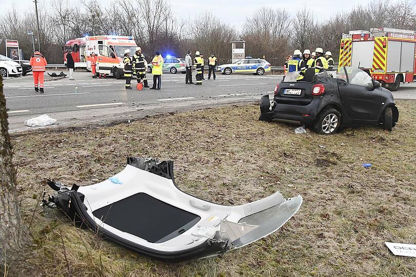 Bei dem Unfall wurden beide Fahrzeuge massiv beschädigt.