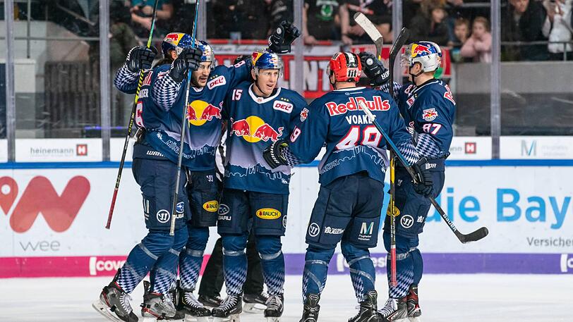 Münchner Torjubel nach dem 2:1 von Trevor Parkes (EHC Red Bull Muenchen) im Spiel Red Bull Muenchen gegen die Koelner Haie.