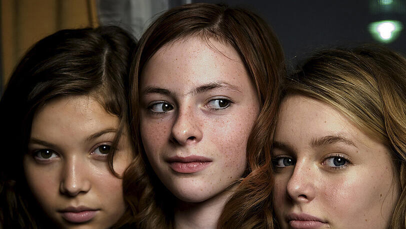 "Unter anderen Umständen: Böse Mädchen": Sex sells - Roxana (l.), Raffaela (m.) und Rebecca (r.) wissen ihre Reize zu vermarkten und treiben ein gefährliches Spiel bei dem es nicht nur beim Internet-Chat mit älteren Männern bleibt. "Unter anderen Umständen: Böse Mädchen": Sex sells - Roxana (l.), Raffaela (m.) und Rebecca (r.) wissen ihre Reize zu vermarkten und treiben ein gefährliches Spiel bei dem es nicht nur beim Internet-Chat mit älteren Männern bleibt.