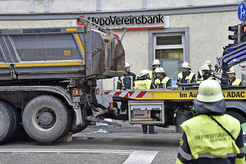 In der Humboldtstraße wurde eine 88-Jährige von einem Lkw überrollt. Die Frau starb später im Krankenhaus. Bilder vom vergeblichen Rettungseinsatz.