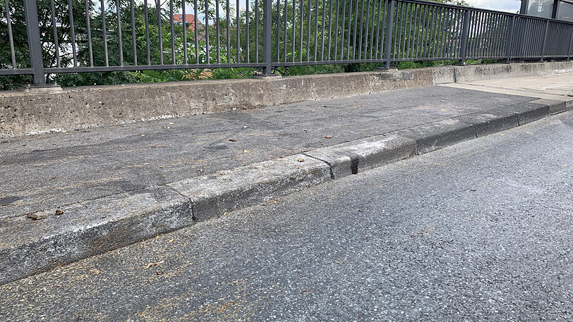 Feuerwehr und Spezialgerät rückten an, um die Straße zu säubern.