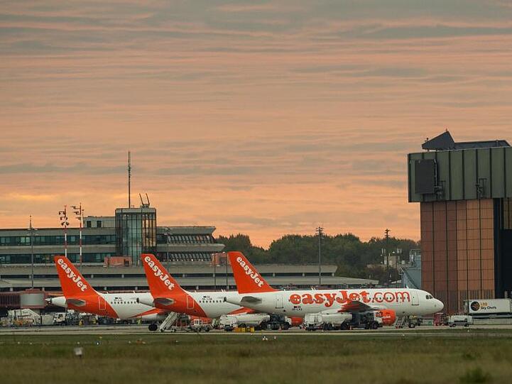 Drei Flugzeuge der Airline Easyjet auf dem Rollfeld vom Flughafen Berlin-Tegel.