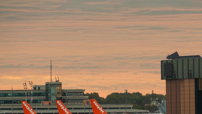 Drei Flugzeuge der Airline Easyjet auf dem Rollfeld vom Flughafen Berlin-Tegel. Drei Flugzeuge der Airline Easyjet auf dem Rollfeld vom Flughafen Berlin-Tegel.