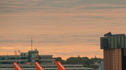 Drei Flugzeuge der Airline Easyjet auf dem Rollfeld vom Flughafen Berlin-Tegel.