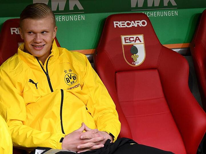 Dortmund-Neuling Erling Haaland beim Spiel gegen Augsburg auf der Bank. Foto: Stefan Puchner/dpa