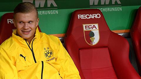 Dortmund-Neuling Erling Haaland beim Spiel gegen Augsburg auf der Bank. Foto: Stefan Puchner/dpa