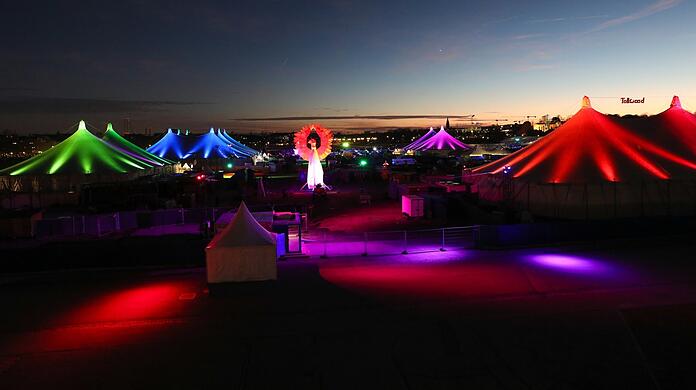 Am Freitagabend leuchtet das Tollwood schon so, als ginge es bald los. Aber das Gegenteil ist der Fall.