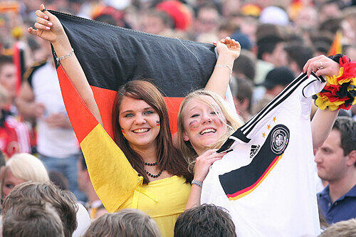Sie bibberten bis zuletzt. Doch dann kam mit dem Schlusspfiff die Erlösung. Deutschland ist im Halbfinale der Europameisterschaft!