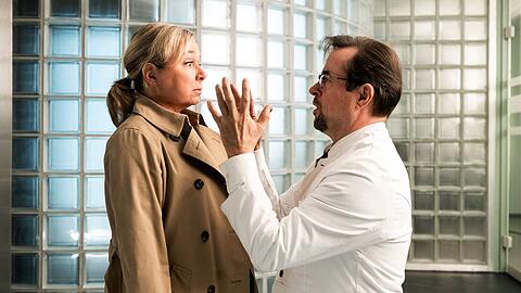 "Tatort: Rhythm and Love": Prof. Karl-Friedrich Boerne (Jan Josef Liefers) kniet nieder vor seiner Assistentin Silke Haller (Christine Urspruch).