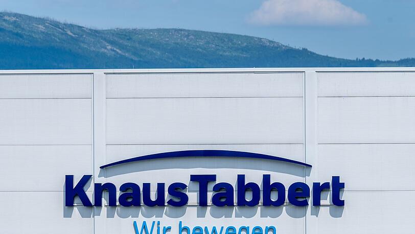 Der Schriftzug der Knaus-Tabbert AG ist an einem Gebäude auf dem Werksgelände angebracht.