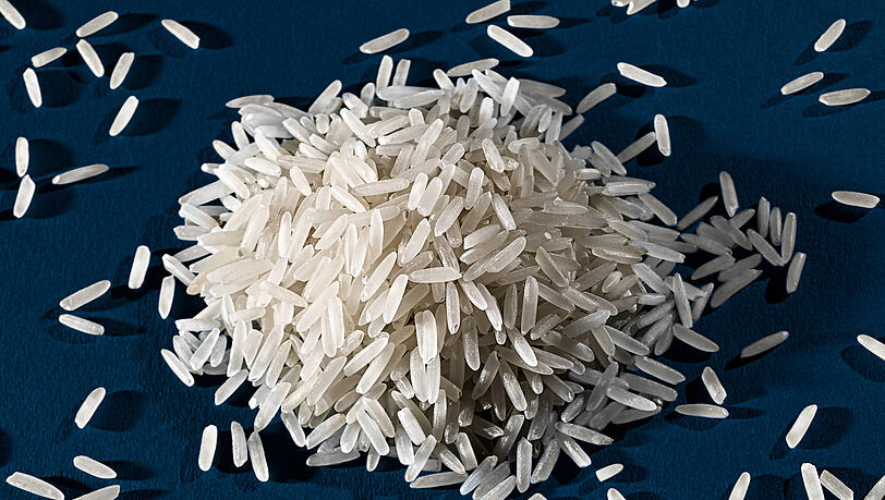 Mit Reiskörnern oder groben Salz kann man Beläge im Inneren der Trinkflasche entfernen. Diese Methode ist allerdings nicht für alle Materialien geeignet.