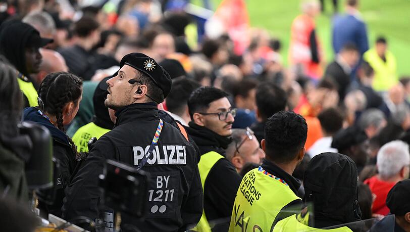 Der Vorfall in der Verlängerung sorgte für ein Großaufgebot an Sicherheitskräften und medizinischem Personal auf der Tribüne. Der Vorfall in der Verlängerung sorgte für ein Großaufgebot an Sicherheitskräften und medizinischem Personal auf der Tribüne.
