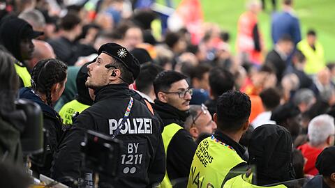 Der Vorfall in der Verlängerung sorgte für ein Großaufgebot an Sicherheitskräften und medizinischem Personal auf der Tribüne.