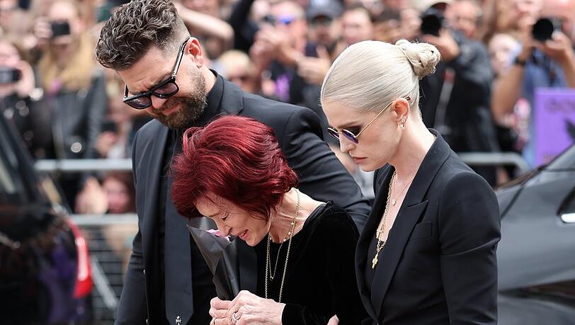 Nach dem Tod von Ozzy Osbourne sind Jack (links) und Kelly (rechts) ihrer Mutter Sharon eine wichtige Stütze - hier bei der öffentlichen Trauerfeier in Birmingham.