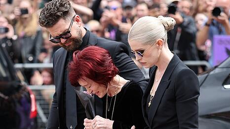 Nach dem Tod von Ozzy Osbourne sind Jack (links) und Kelly (rechts) ihrer Mutter Sharon eine wichtige Stütze - hier bei der öffentlichen Trauerfeier in Birmingham.