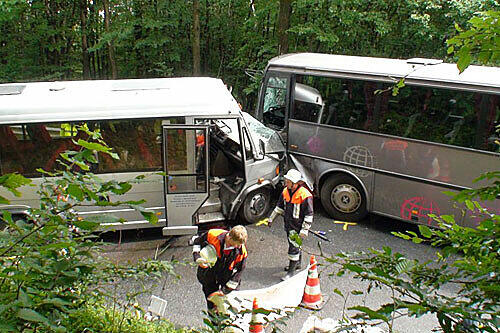 Rettungskräfte decken die Leiche der getöteten Busfahrerin zu