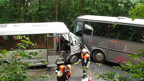 Rettungskräfte decken die Leiche der getöteten Busfahrerin zu Rettungskräfte decken die Leiche der getöteten Busfahrerin zu