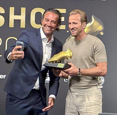 Torj&auml;ger-Selfie: Luca Toni (l.) mit Kane.