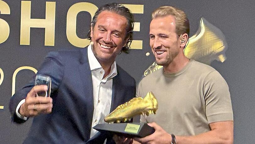 Torjäger-Selfie: Luca Toni (l.) mit Kane. Torjäger-Selfie: Luca Toni (l.) mit Kane.