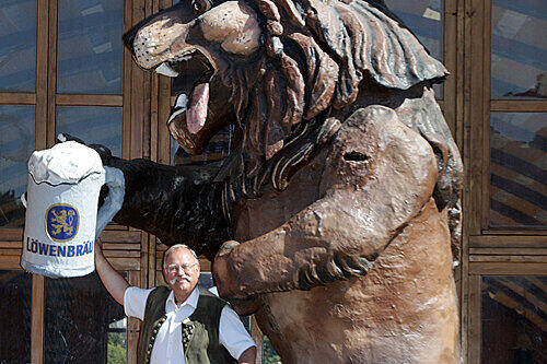 Hoch droben bei seinem berühmten riesigen Maskottchen: Wiesn-Wirt Wiggerl Hagn.