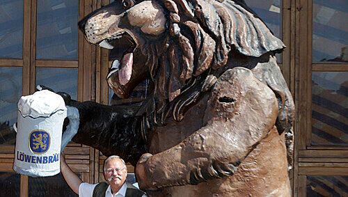 Hoch droben bei seinem berühmten riesigen Maskottchen: Wiesn-Wirt Wiggerl Hagn.